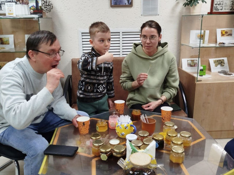 Семья в мире пчёл: открытия, восторг и сладкие находки!